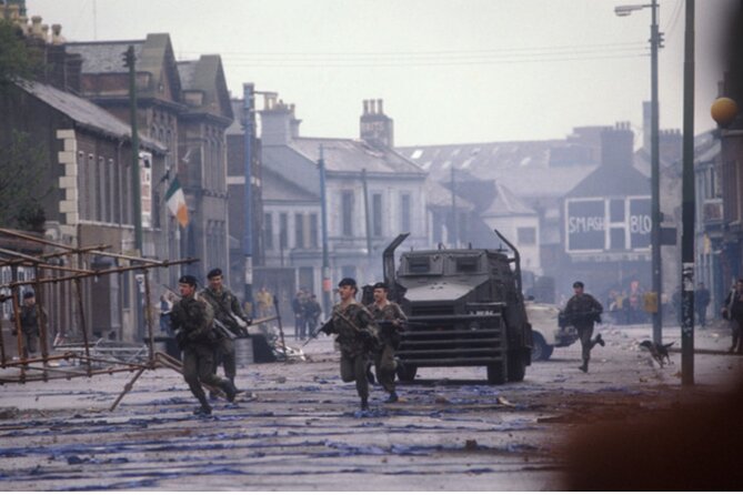2 Hour Terror and Mural History Belfast taxi Private Tour - Divis Flats and the rooftop Fort Apache