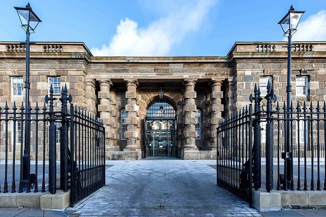 Black Taxi Tour and Crumlin Road Gaol tour Combo - Seeing the Peace Wall up close