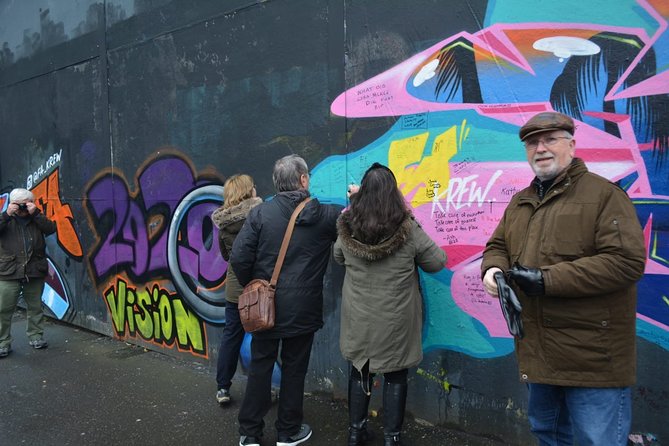 Falls road Murals Walking Tour with former prisoners - Seeing streets where conflict took place