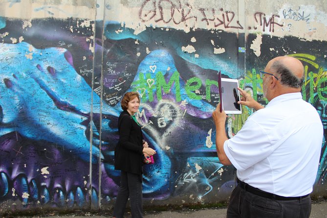 Famous 1.5 hour Belfast Murals Tour - International Mural Wall on Divis Street