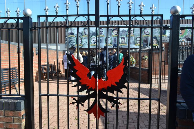 Famous Private Belfast Troubles Taxi Tour Original Drivers 2hr - Who should book this tour