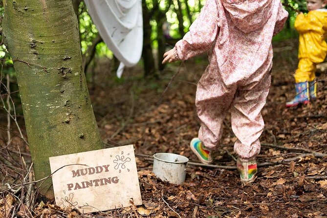 Muddy Tots Go Wild Forest School Ballynahinch County Down - Den building takes teamwork from everyone