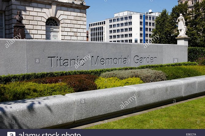 Private Driver Guided Day Tour of Belfast - City Hall and the centre in 90 minutes